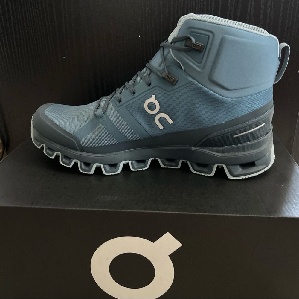 On Cloud Rock Waterproof Shoes in women's size 8.5 and storm/wash color combo